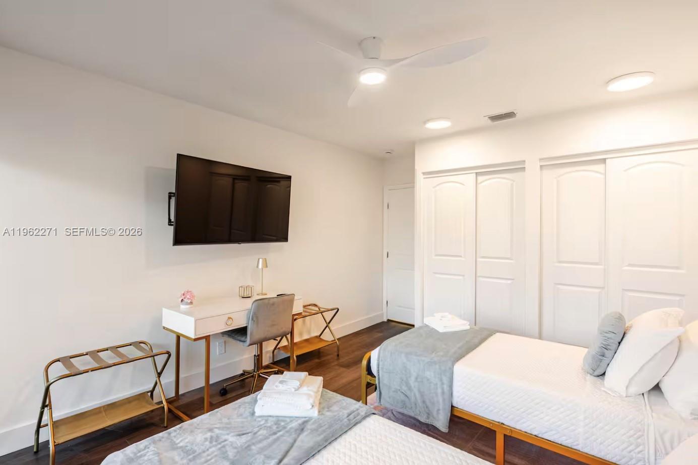 636 Hibiscus Dr #0, Hallandale Beach FL 33009