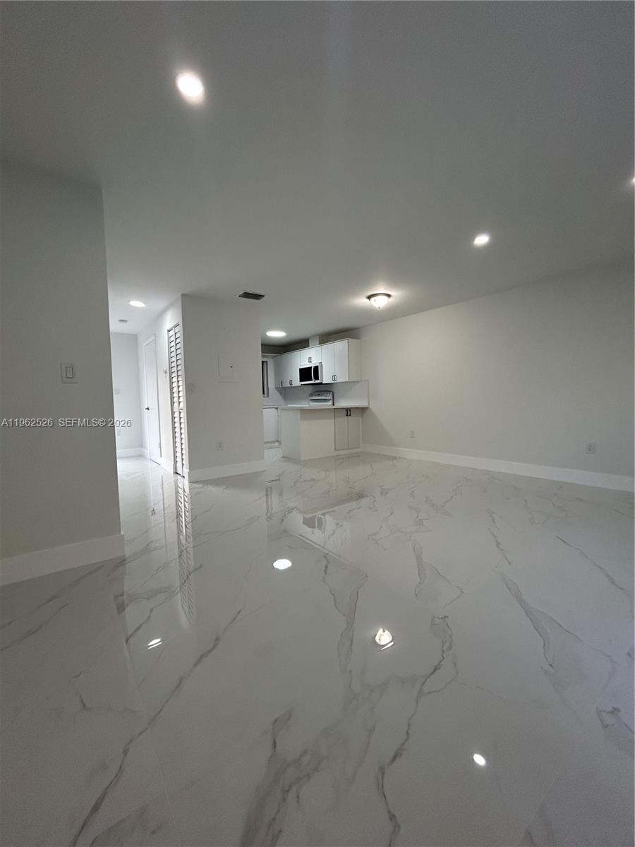 8079 NW 8th St #10, Miami FL 33126