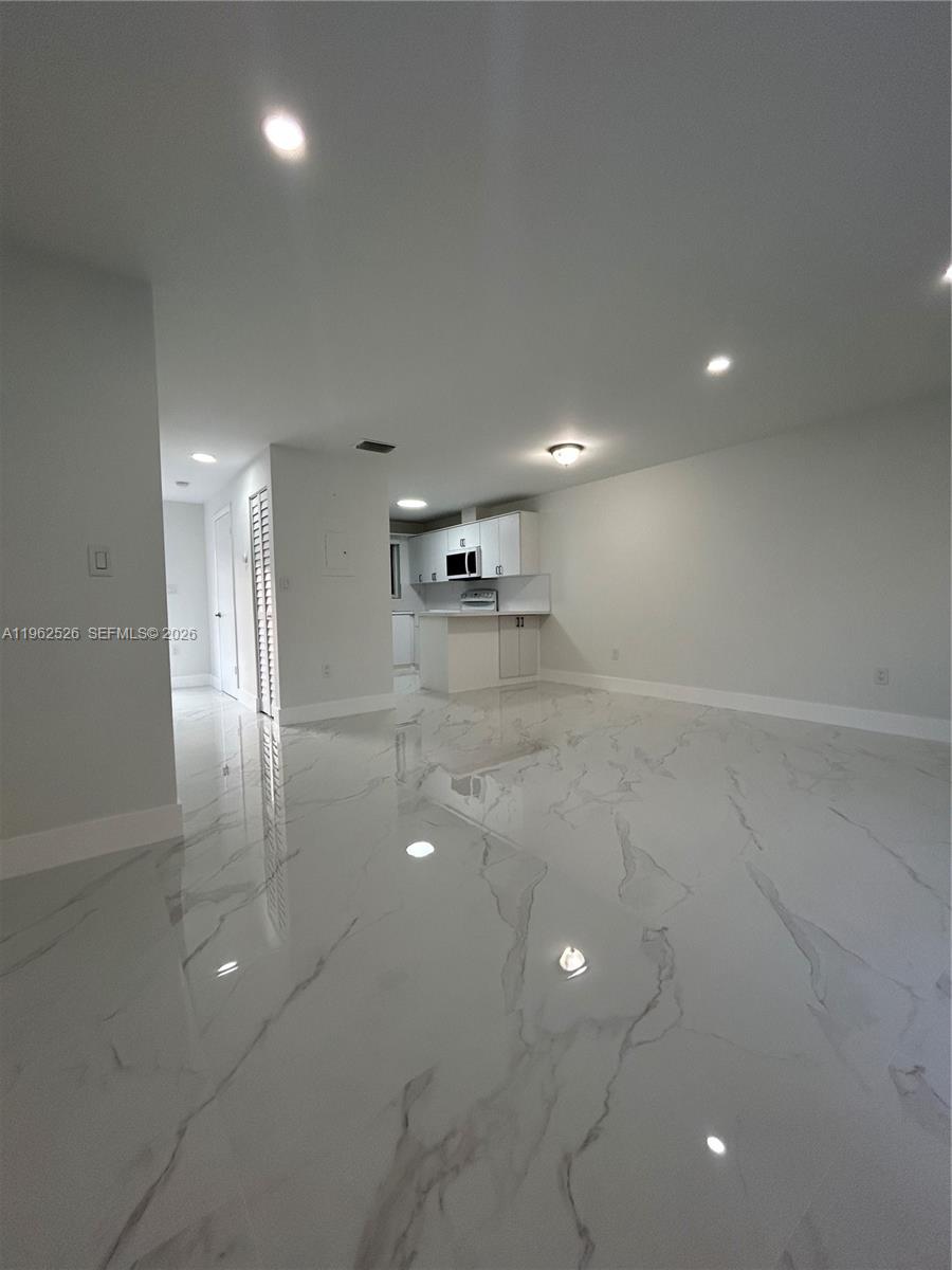 8079 NW 8th St #10, Miami FL 33126