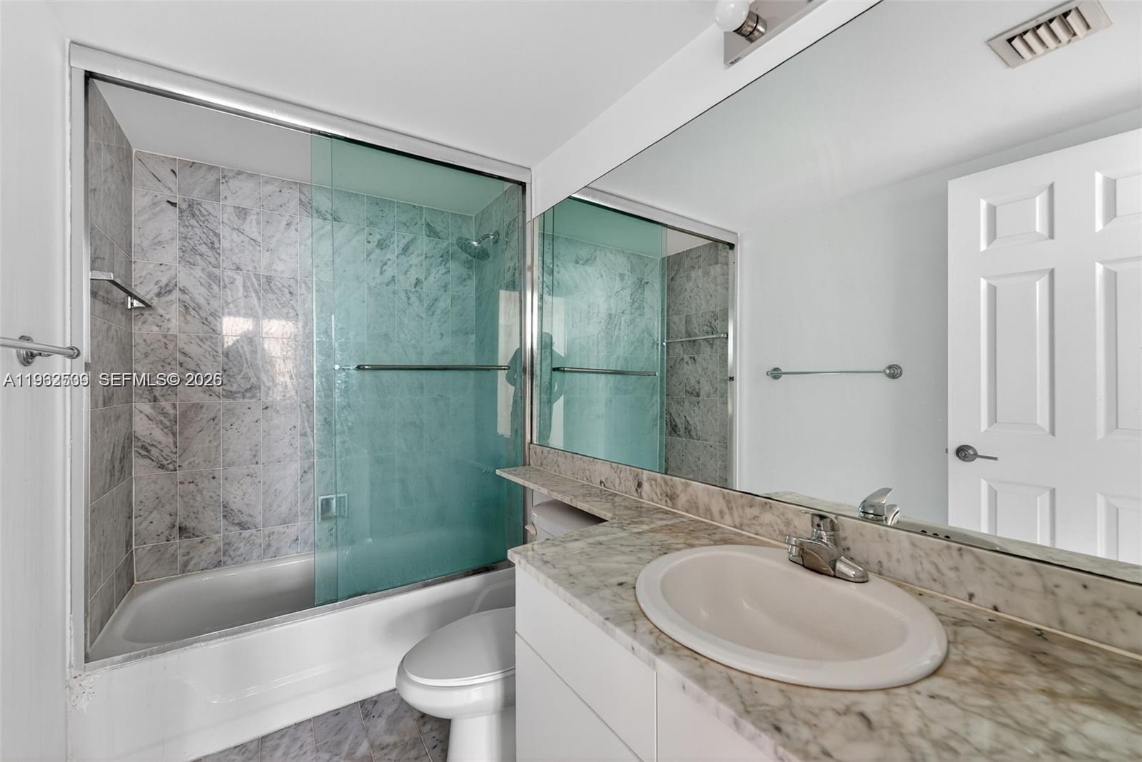 800 Claughton Island Dr #1504, Miami FL 33131