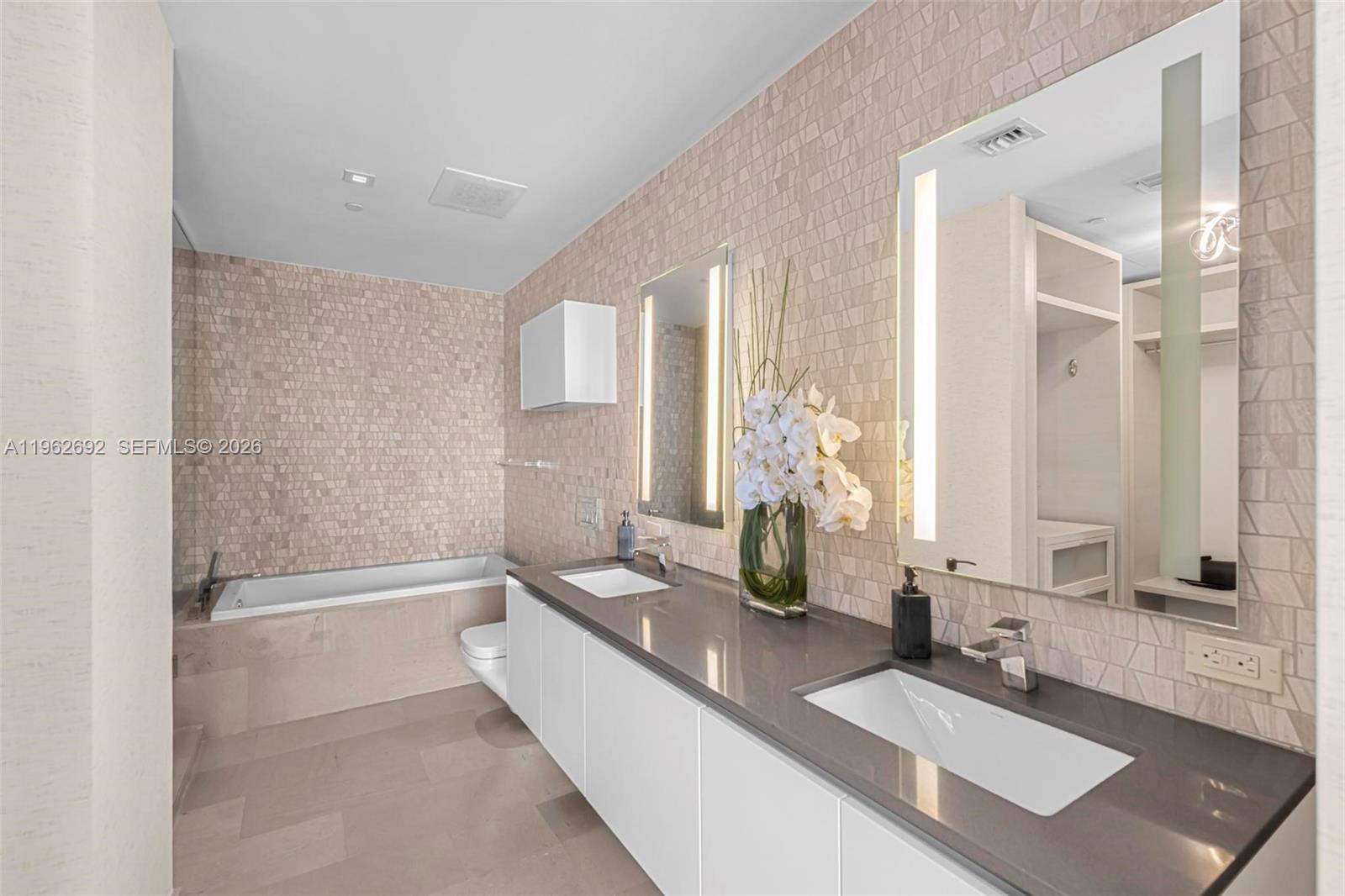 88 SW 7th St #3806, Miami FL 33130