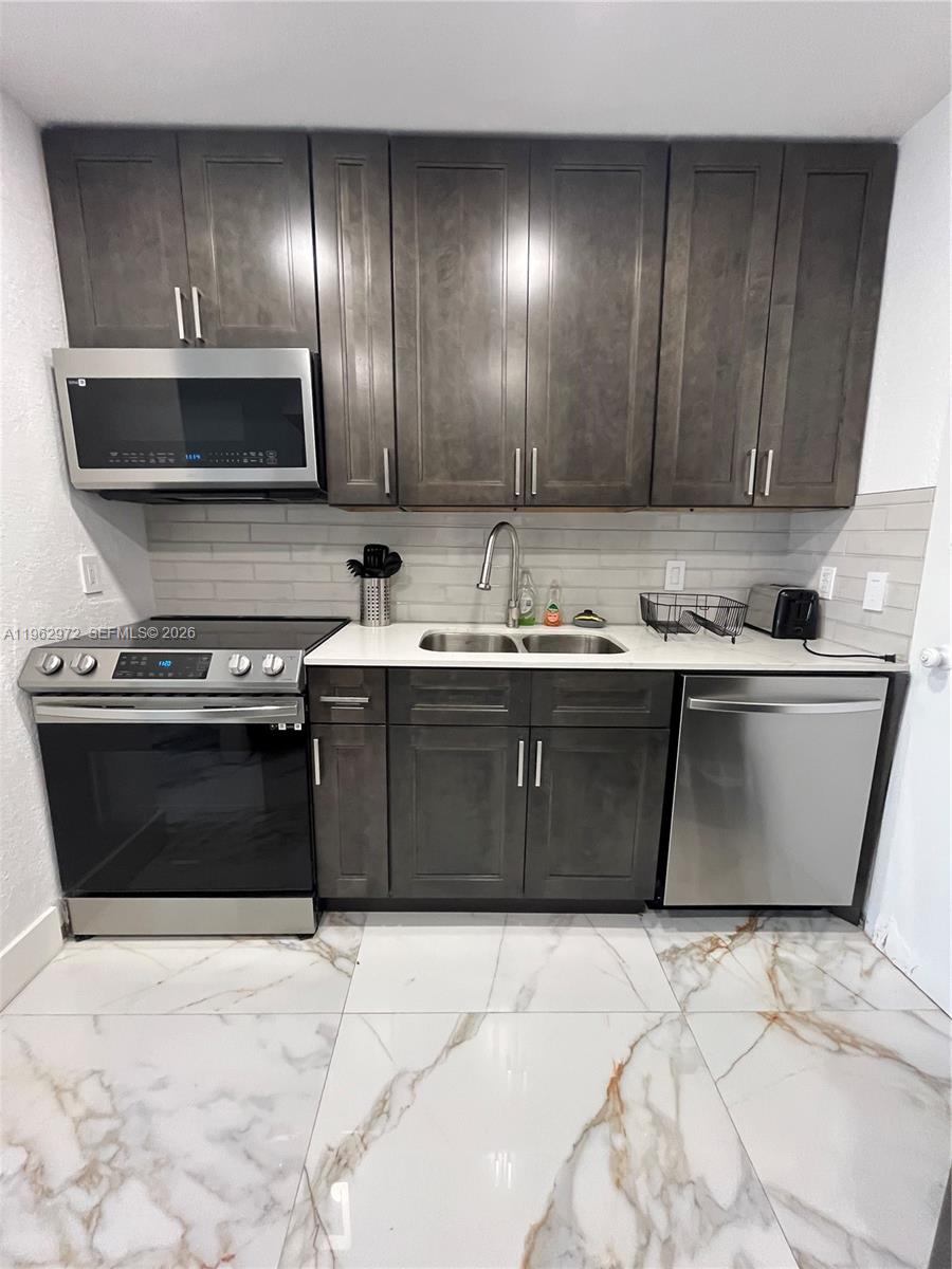 Hollywood FL 33019 - A11962972