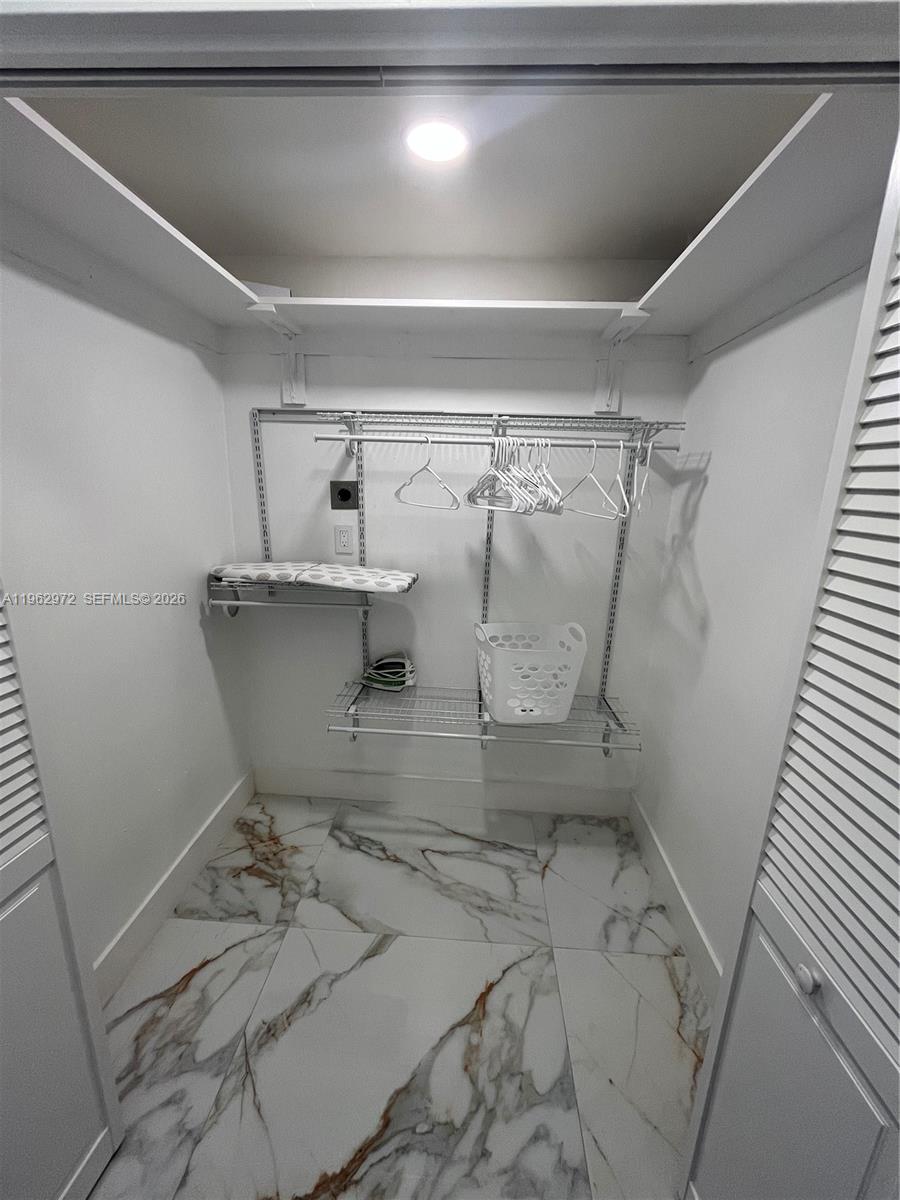 Hollywood FL 33019 - A11962972