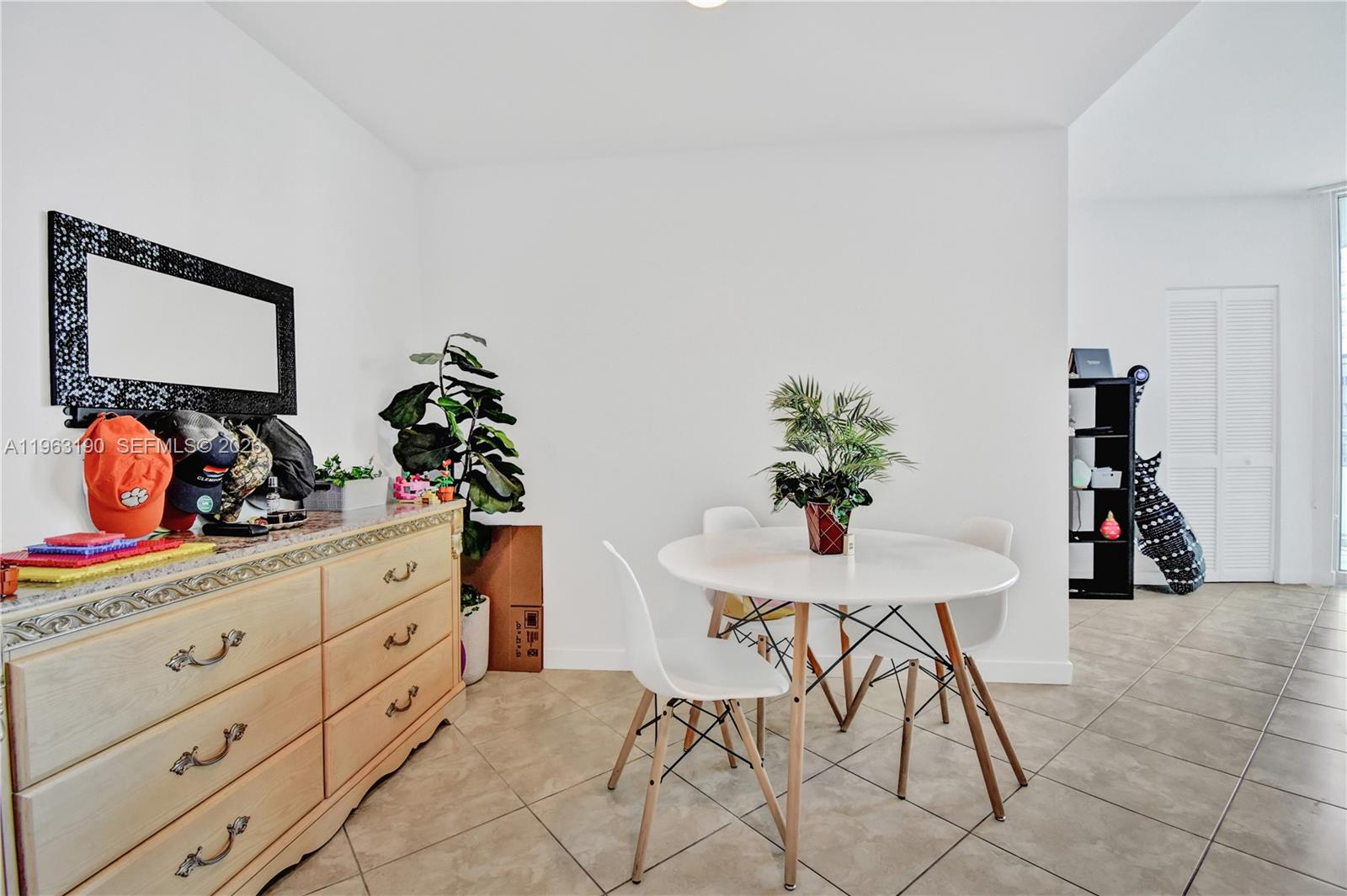 300 S Biscayne Blvd #T-1405, Miami FL 33131