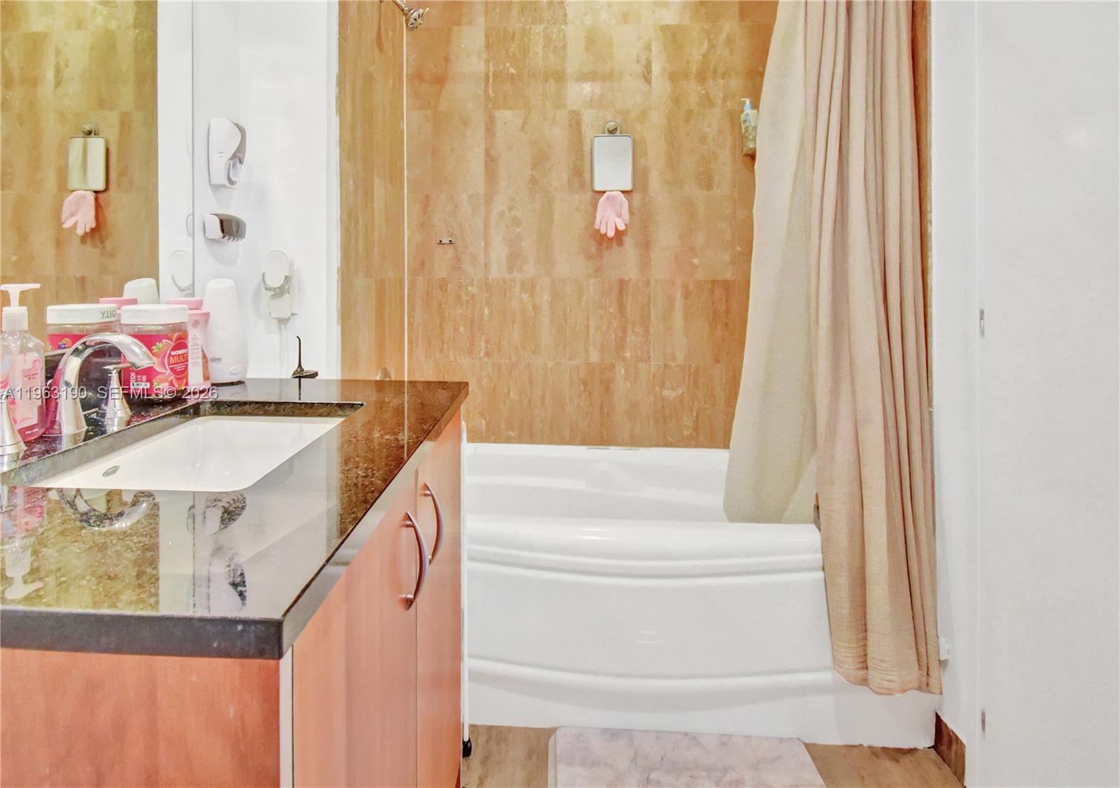 300 S Biscayne Blvd #T-1405, Miami FL 33131
