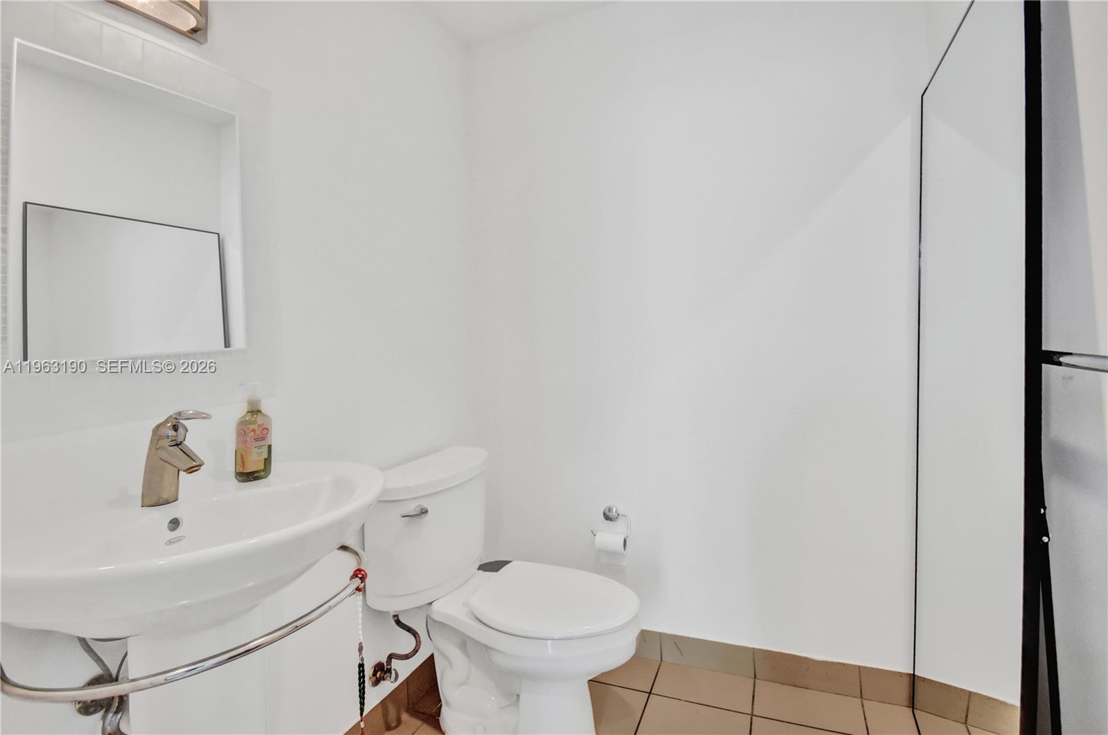 300 S Biscayne Blvd #T-1405, Miami FL 33131