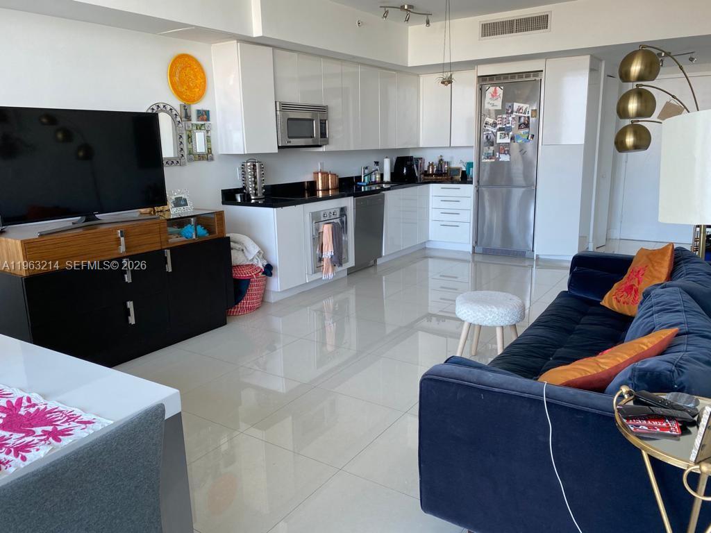 92 SW 3rd St #2107, Miami FL 33130