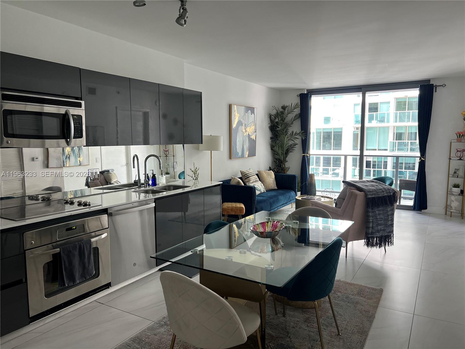 31 SE 6th St #1404, Miami FL 33131