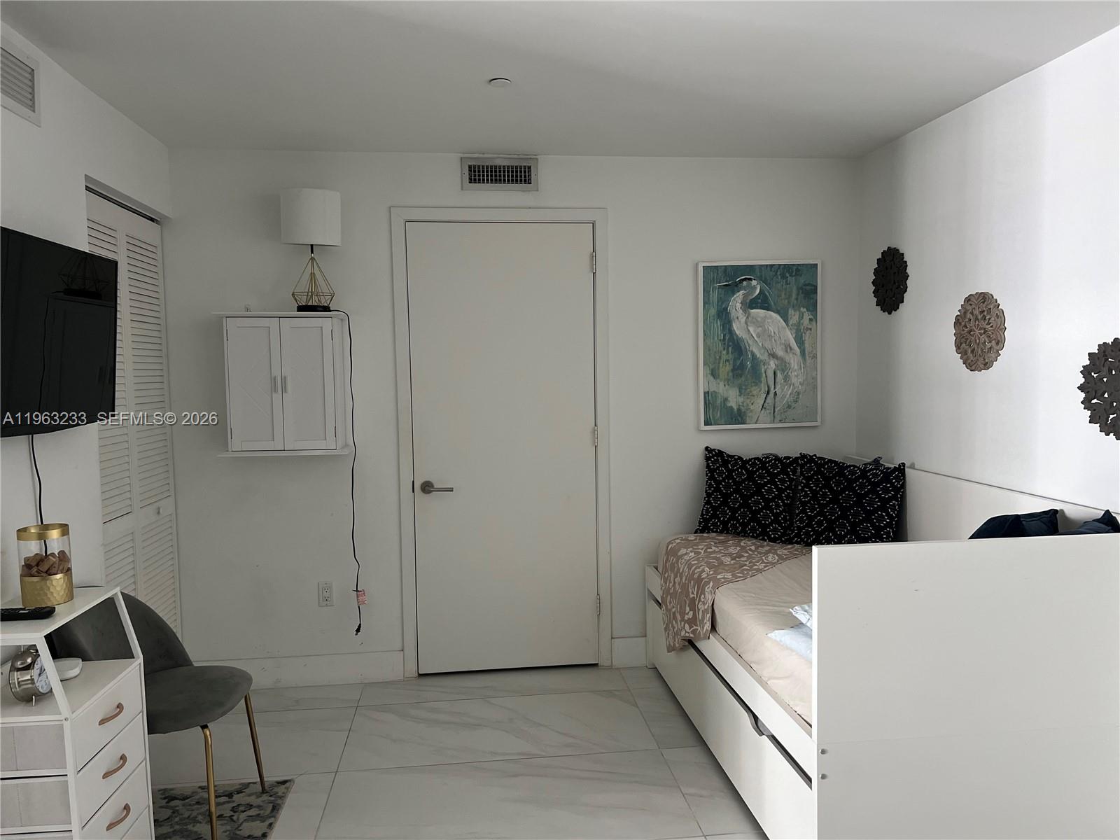 31 SE 6th St #1404, Miami FL 33131