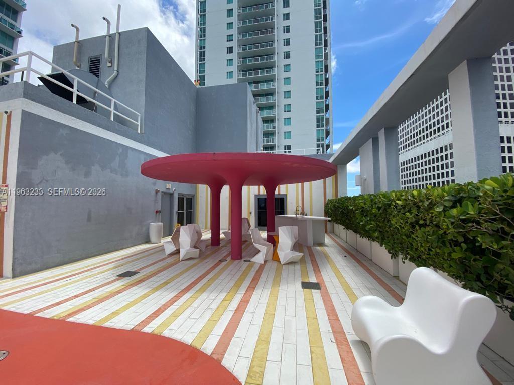 31 SE 6th St #1404, Miami FL 33131