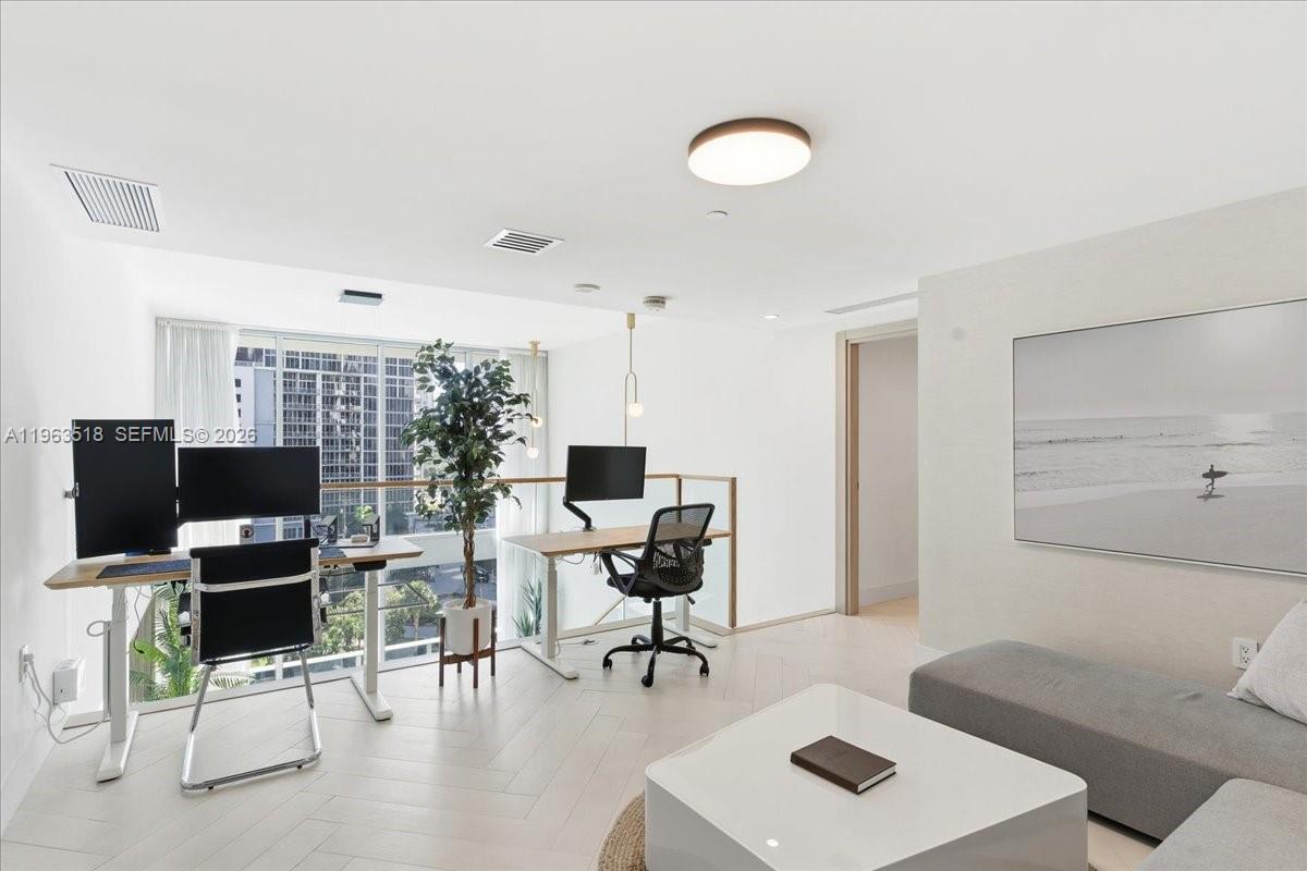 200 BISCAYNE BLVD WY #706, Miami FL 33131