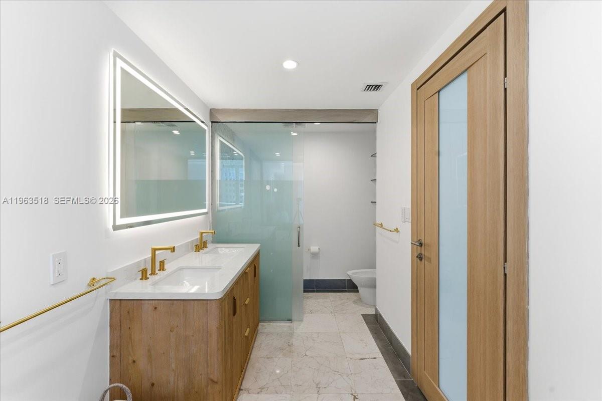 200 BISCAYNE BLVD WY #706, Miami FL 33131