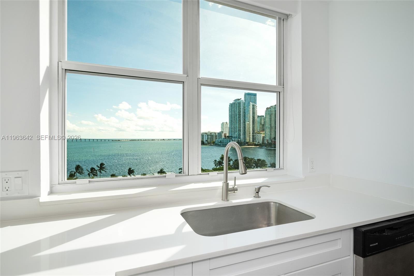 800 CLAUGHTON ISLAND DR #905, Miami FL 33131