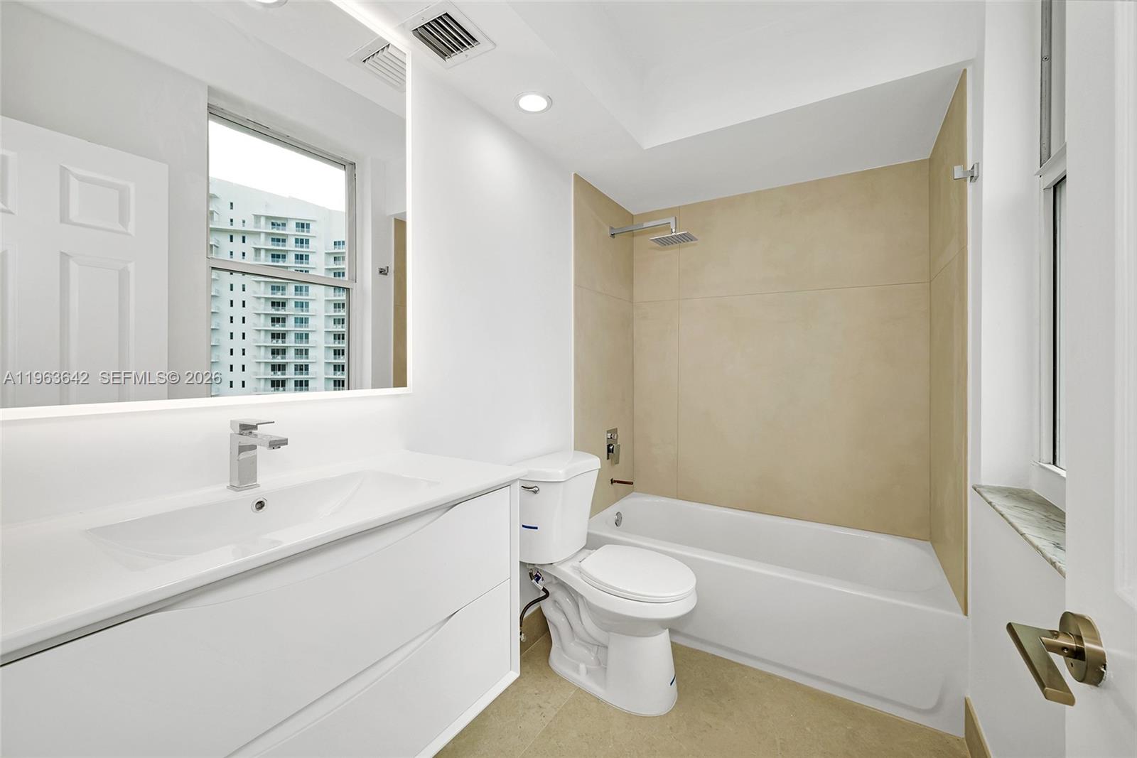 800 CLAUGHTON ISLAND DR #905, Miami FL 33131
