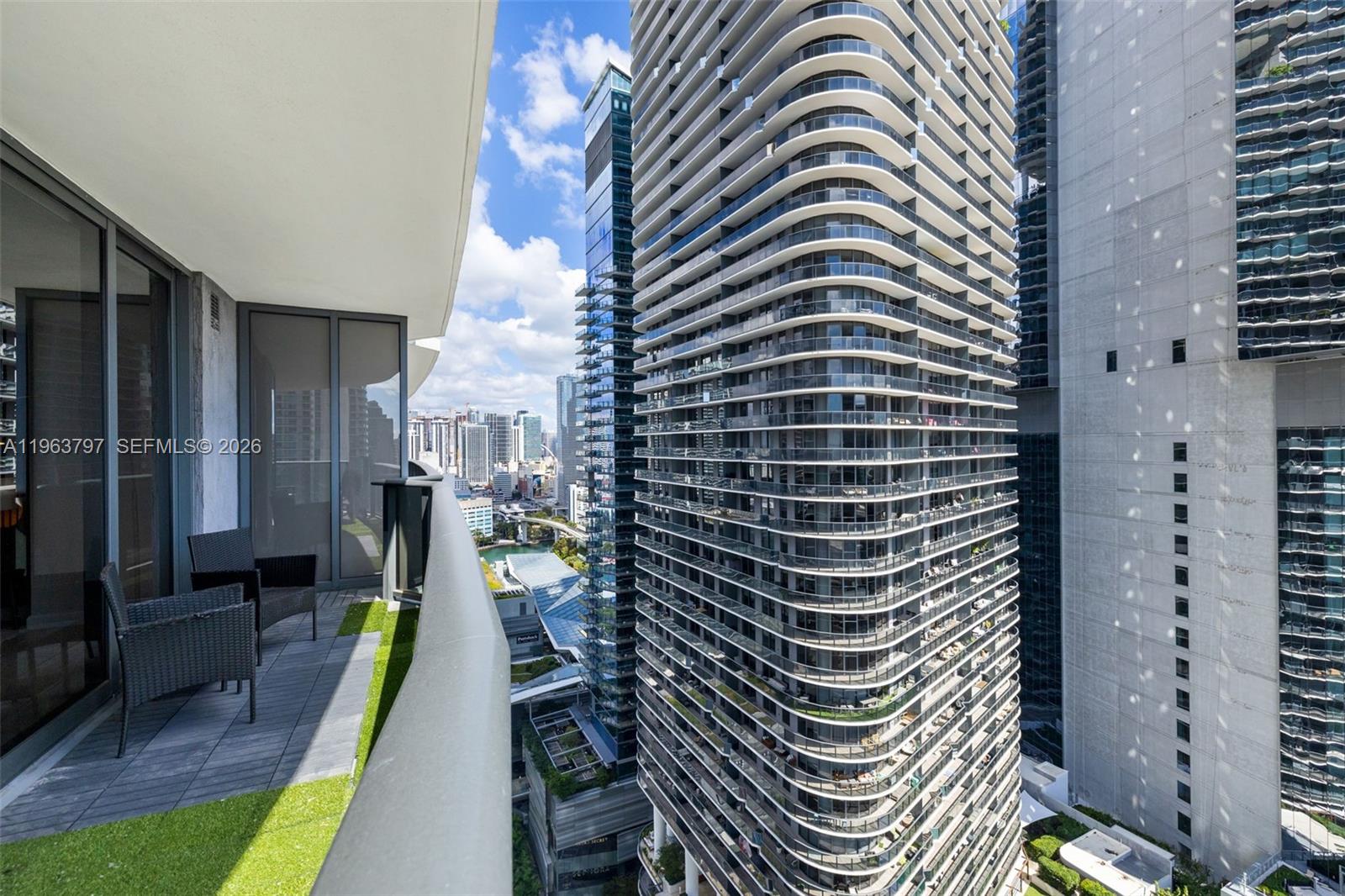 45 SW 9th St #2803, Miami FL 33130