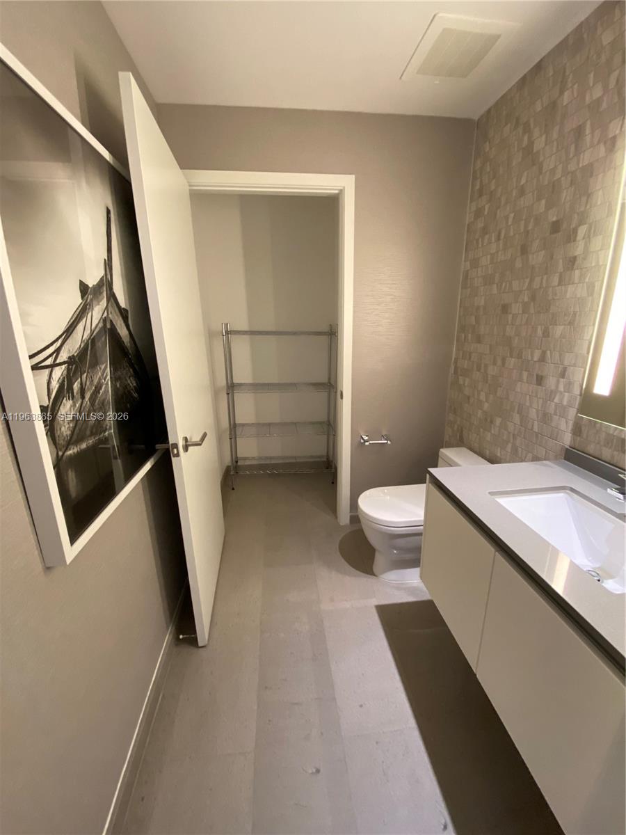 88 SW 7th St #1904, Miami FL 33130