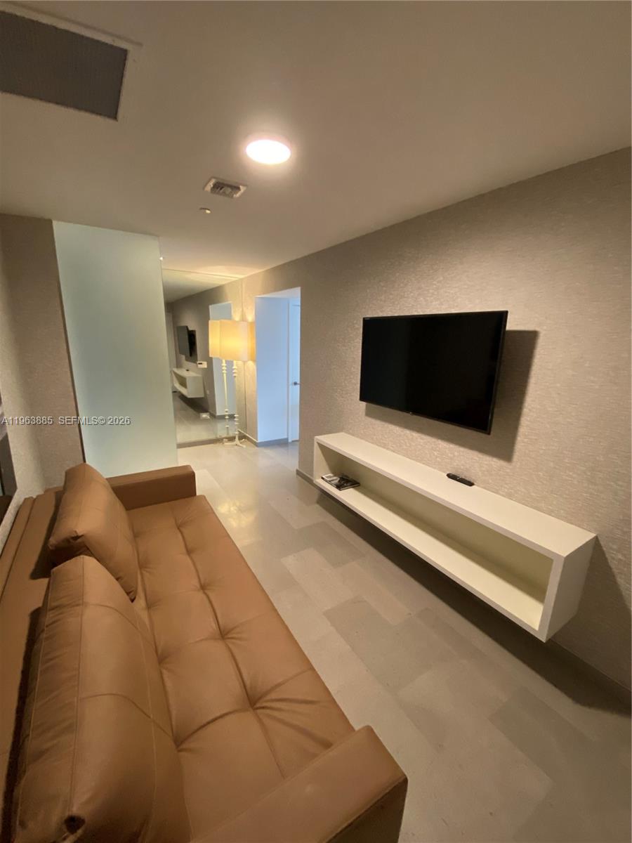 88 SW 7th St #1904, Miami FL 33130