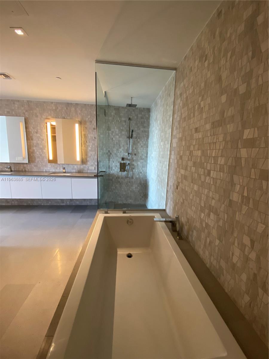 88 SW 7th St #1904, Miami FL 33130