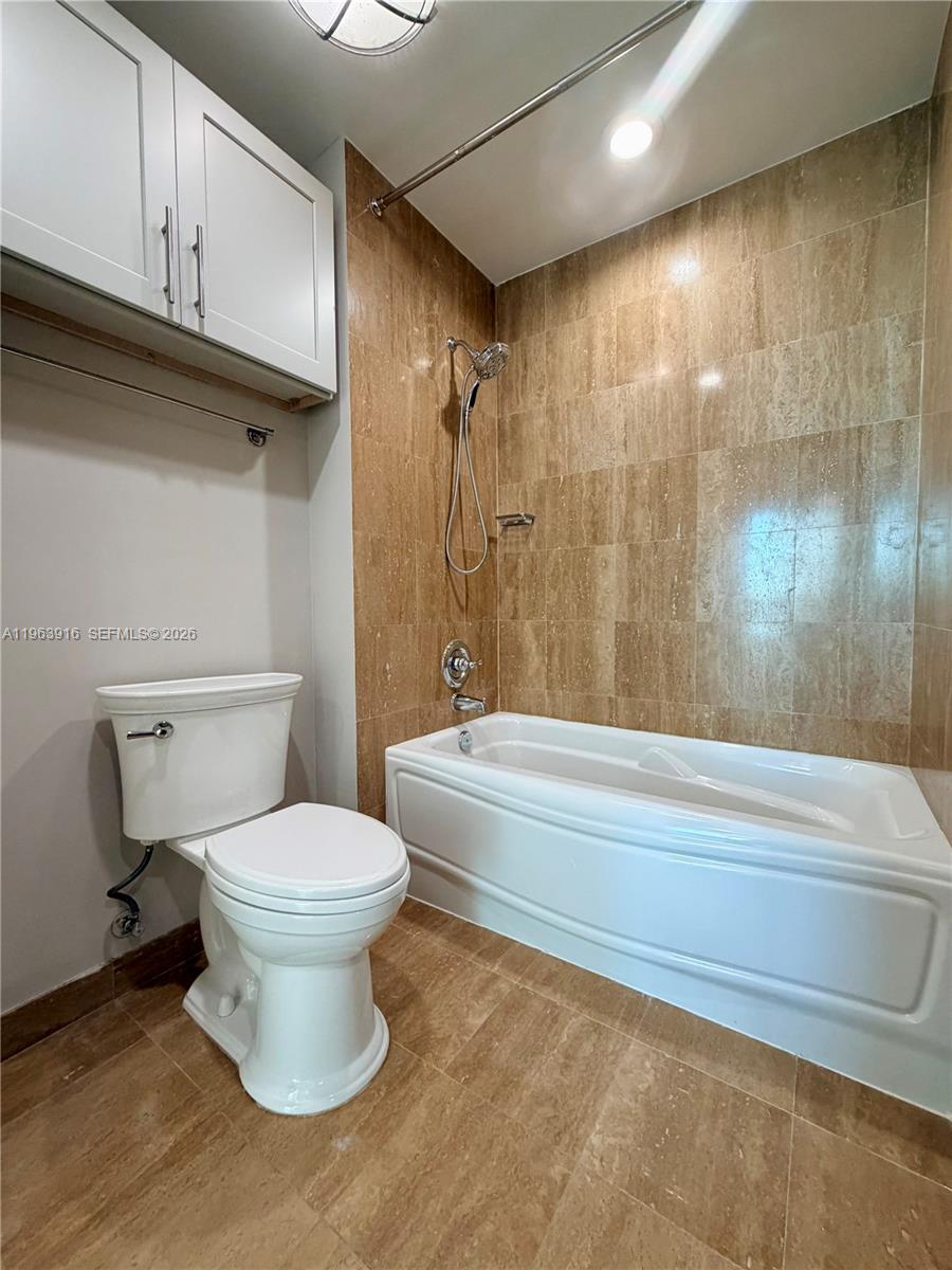 300 S Biscayne Blvd #T-1414, Miami FL 33131