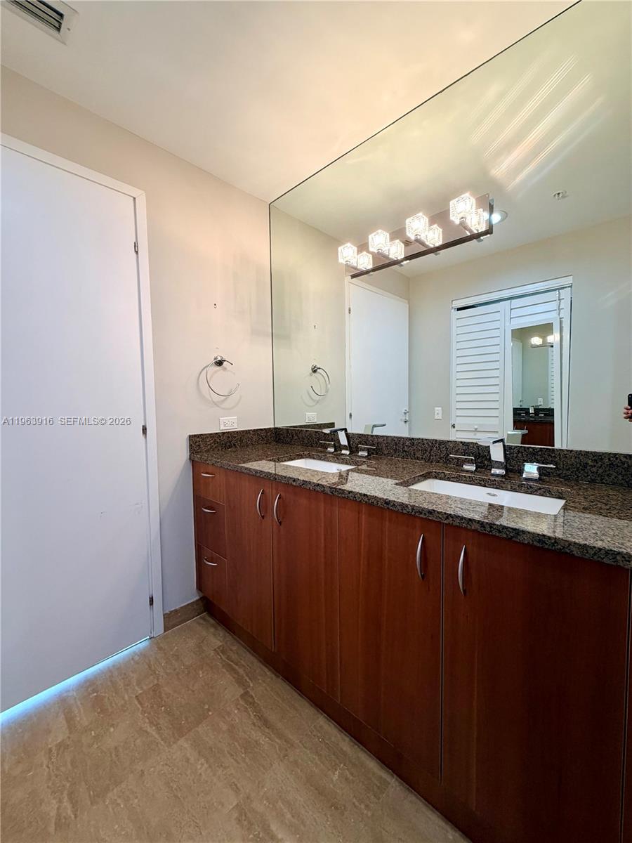 300 S Biscayne Blvd #T-1414, Miami FL 33131