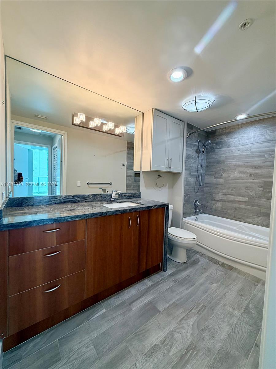 300 S Biscayne Blvd #T-1414, Miami FL 33131