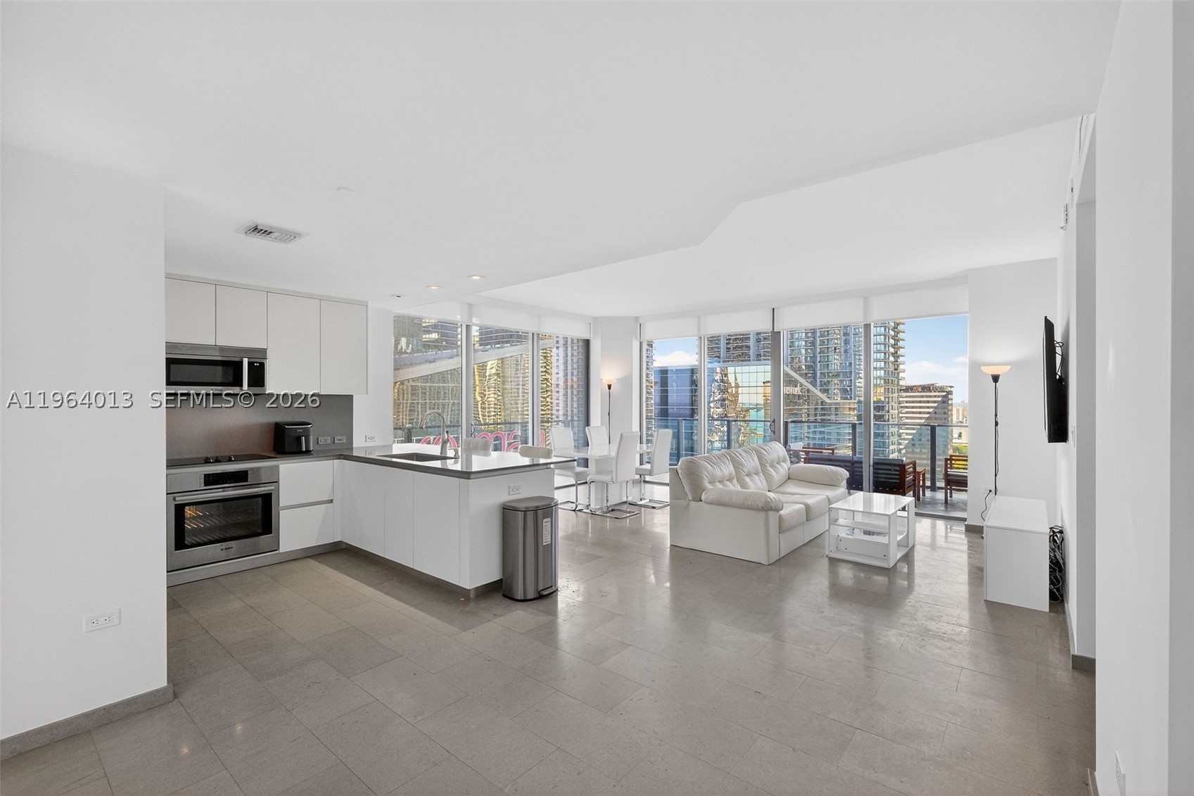 68 SE 6th St #1702, Miami FL 33131