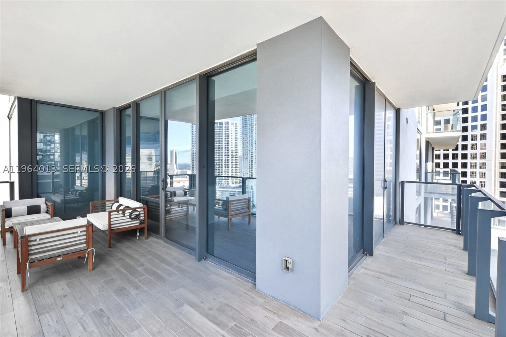 68 SE 6th St #1702, Miami FL 33131