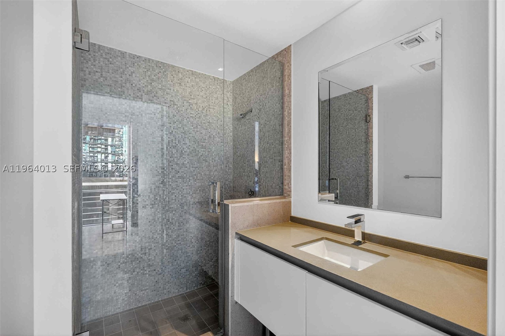 68 SE 6th St #1702, Miami FL 33131