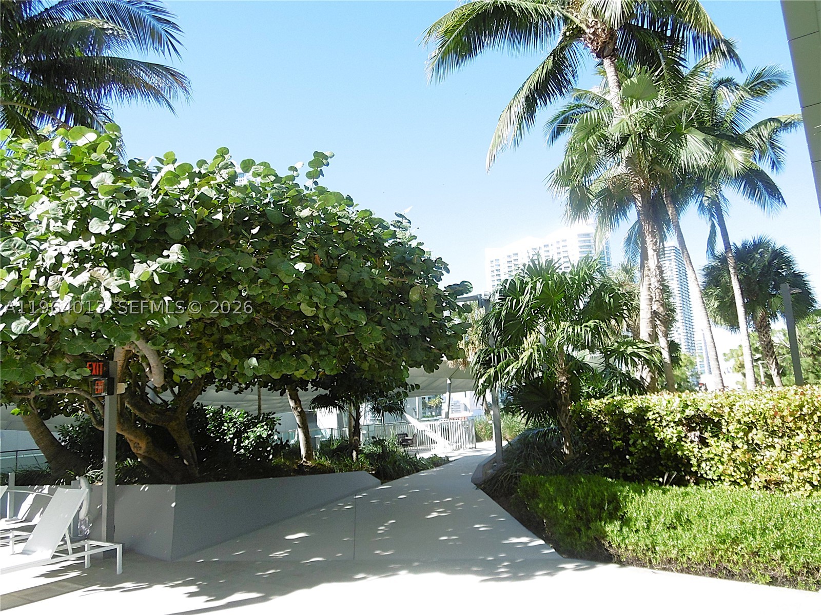 68 SE 6th St #1702, Miami FL 33131