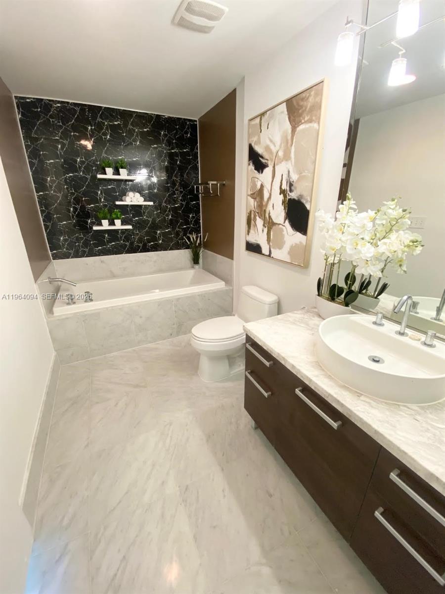 244 Biscayne Blvd #1605, Miami FL 33132