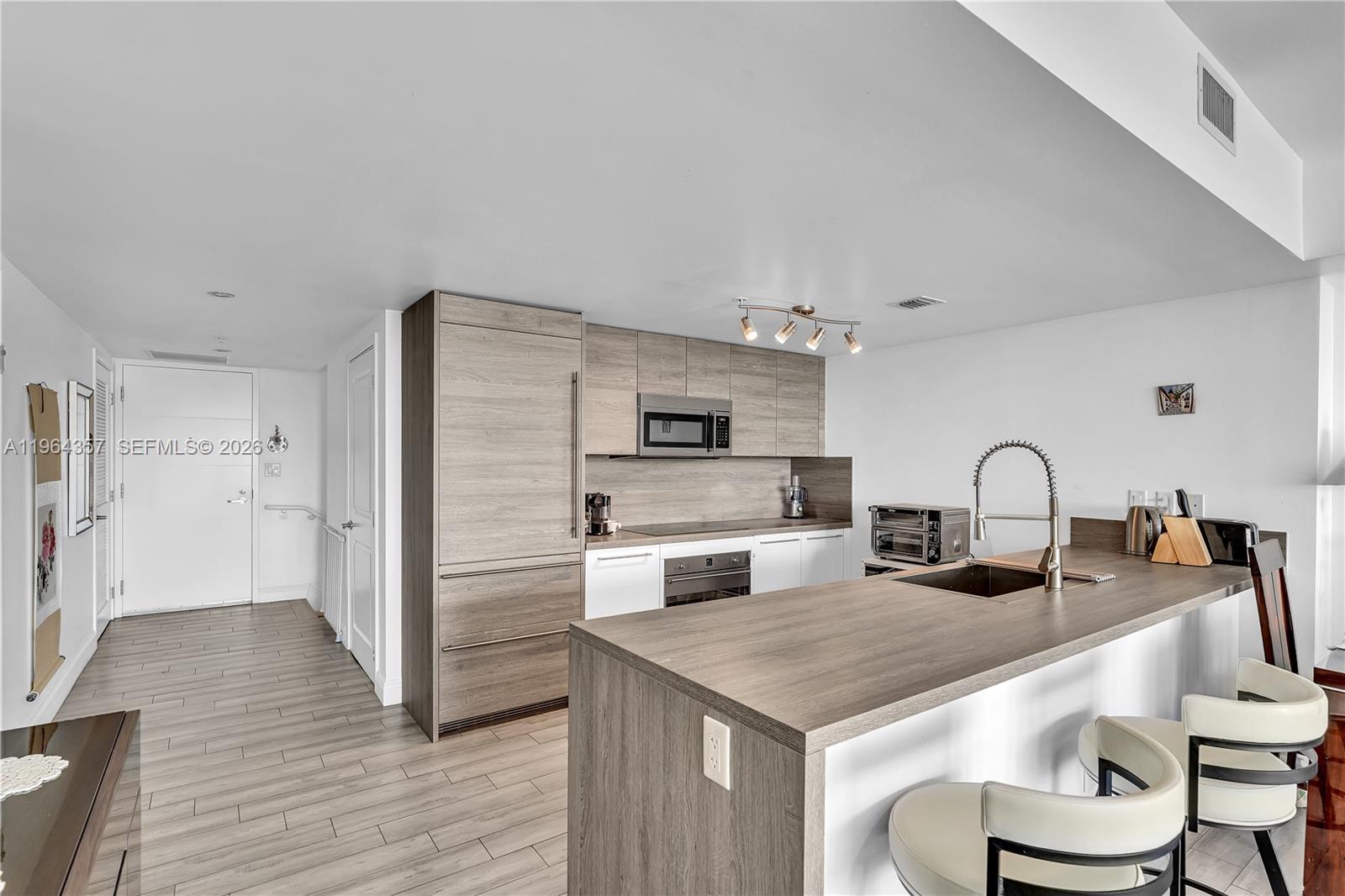 400 Sunny Isles Blvd #907, Sunny Isles Beach FL 33160