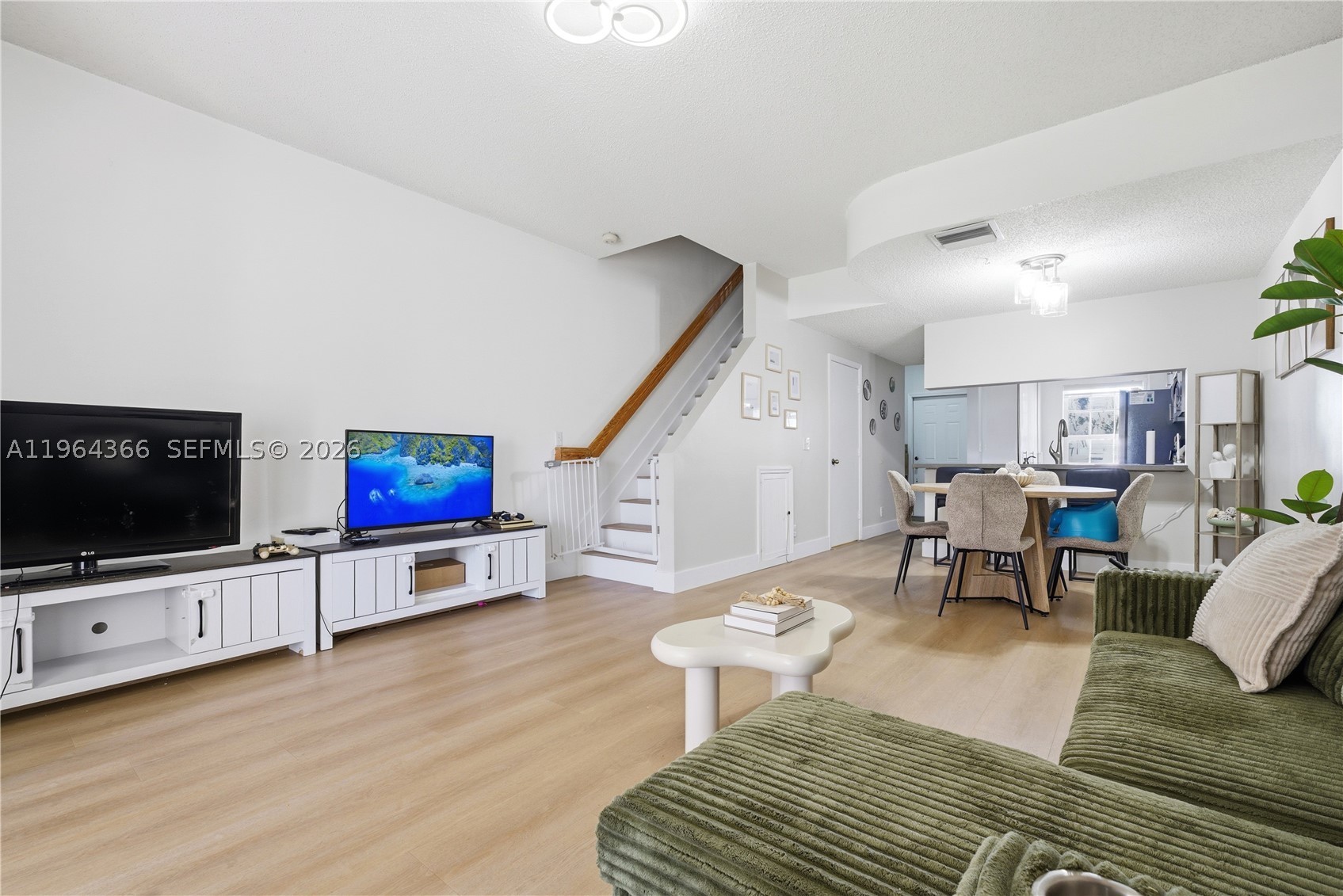 2 Simonton Cir, Weston FL 33326