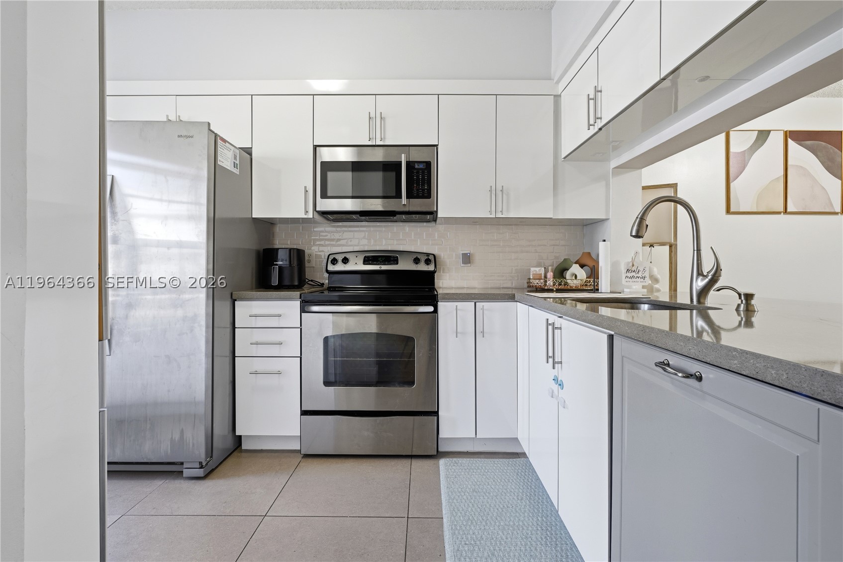 2 Simonton Cir, Weston FL 33326