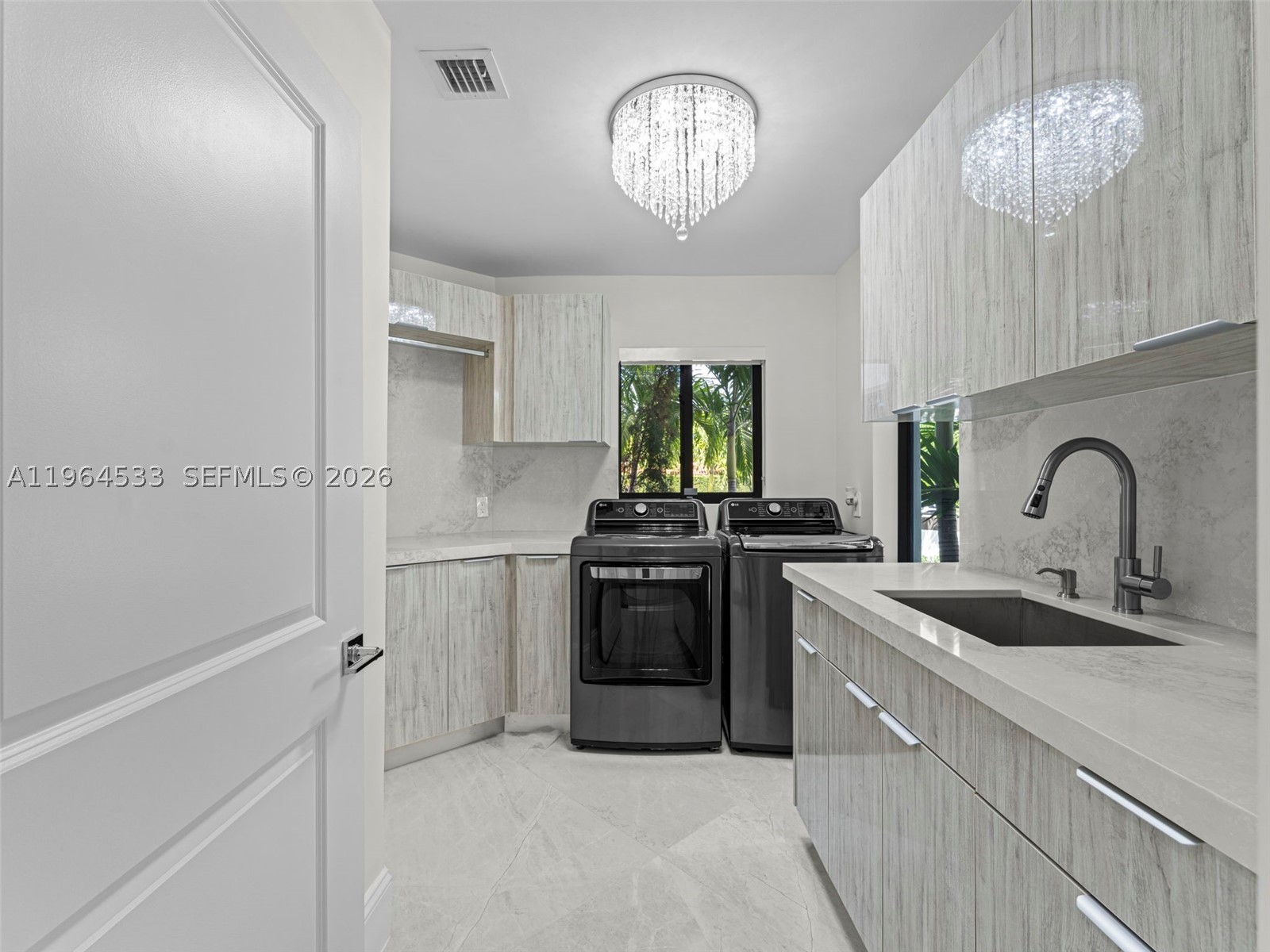 6180 Pine Tree Dr, Miami Beach FL 33140