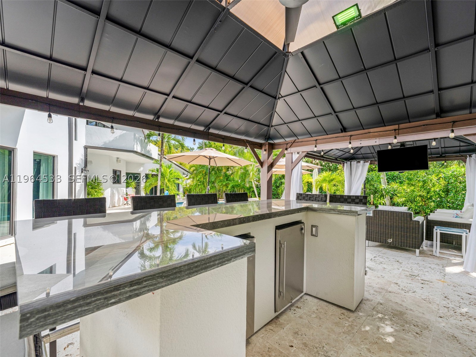6180 Pine Tree Dr, Miami Beach FL 33140