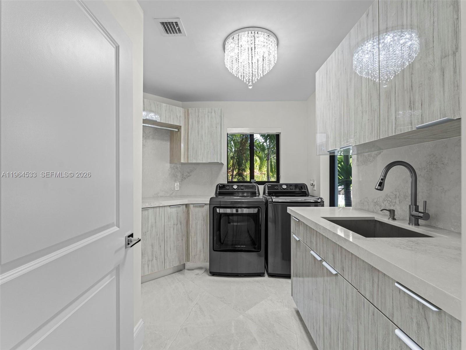 6180 Pine Tree Dr, Miami Beach FL 33140