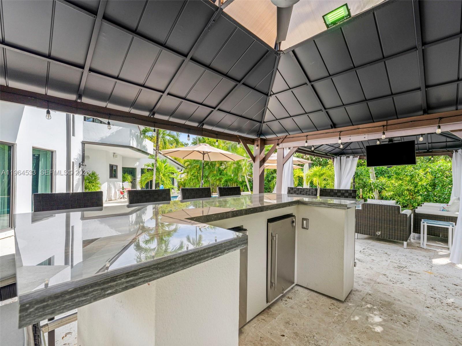 6180 Pine Tree Dr, Miami Beach FL 33140