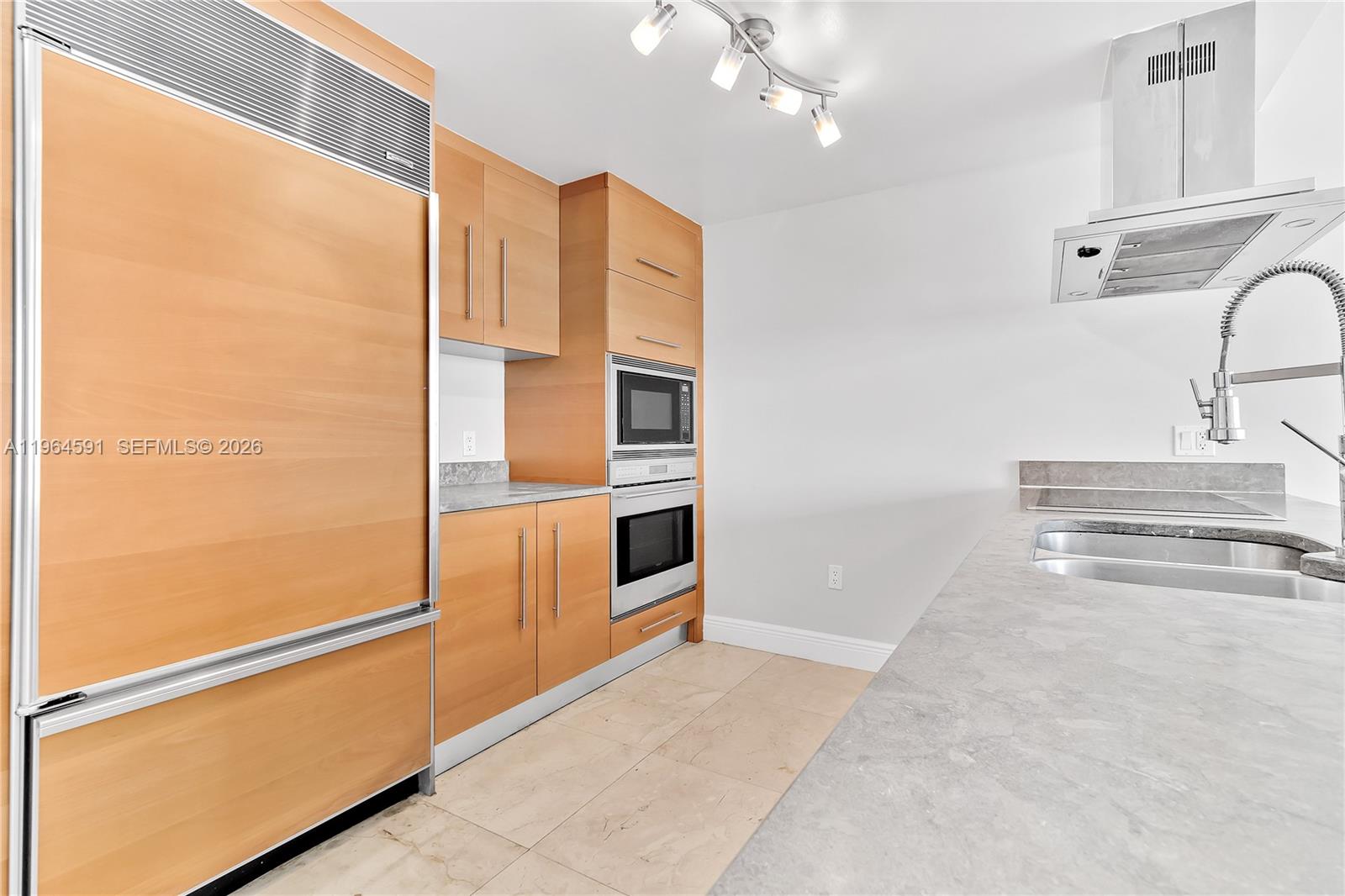 465 Brickell Ave #917, Miami FL 33131