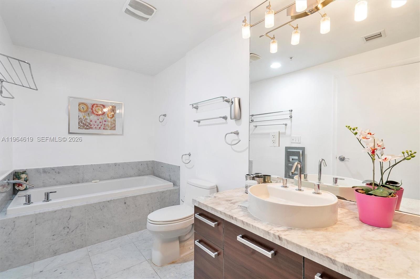 244 Biscayne Blvd #1906, Miami FL 33132
