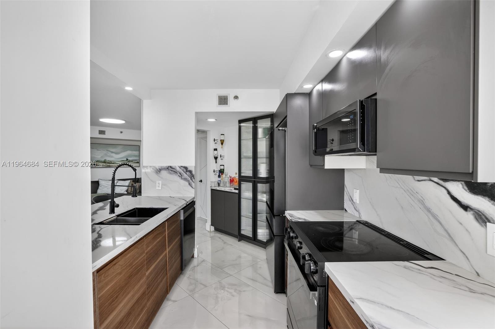 1000 Island Blvd-RENOVATED #1710, Aventura FL 33160