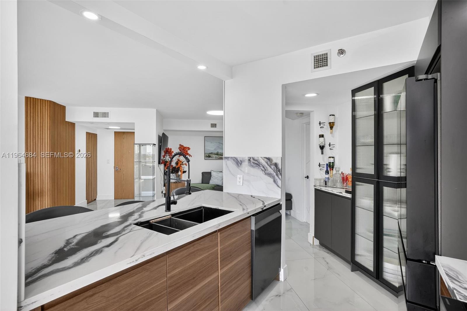 1000 Island Blvd-RENOVATED #1710, Aventura FL 33160