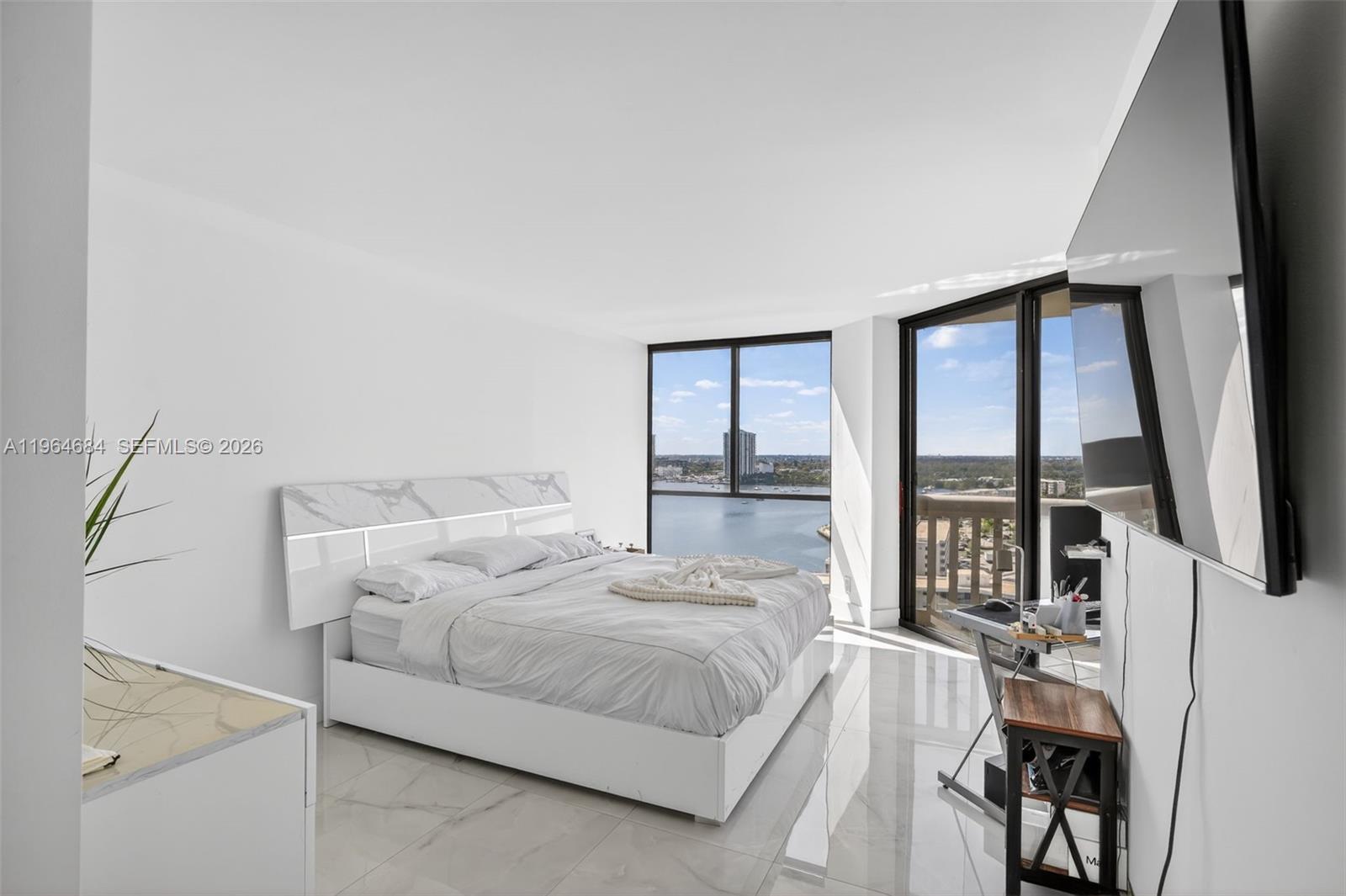 1000 Island Blvd-RENOVATED #1710, Aventura FL 33160