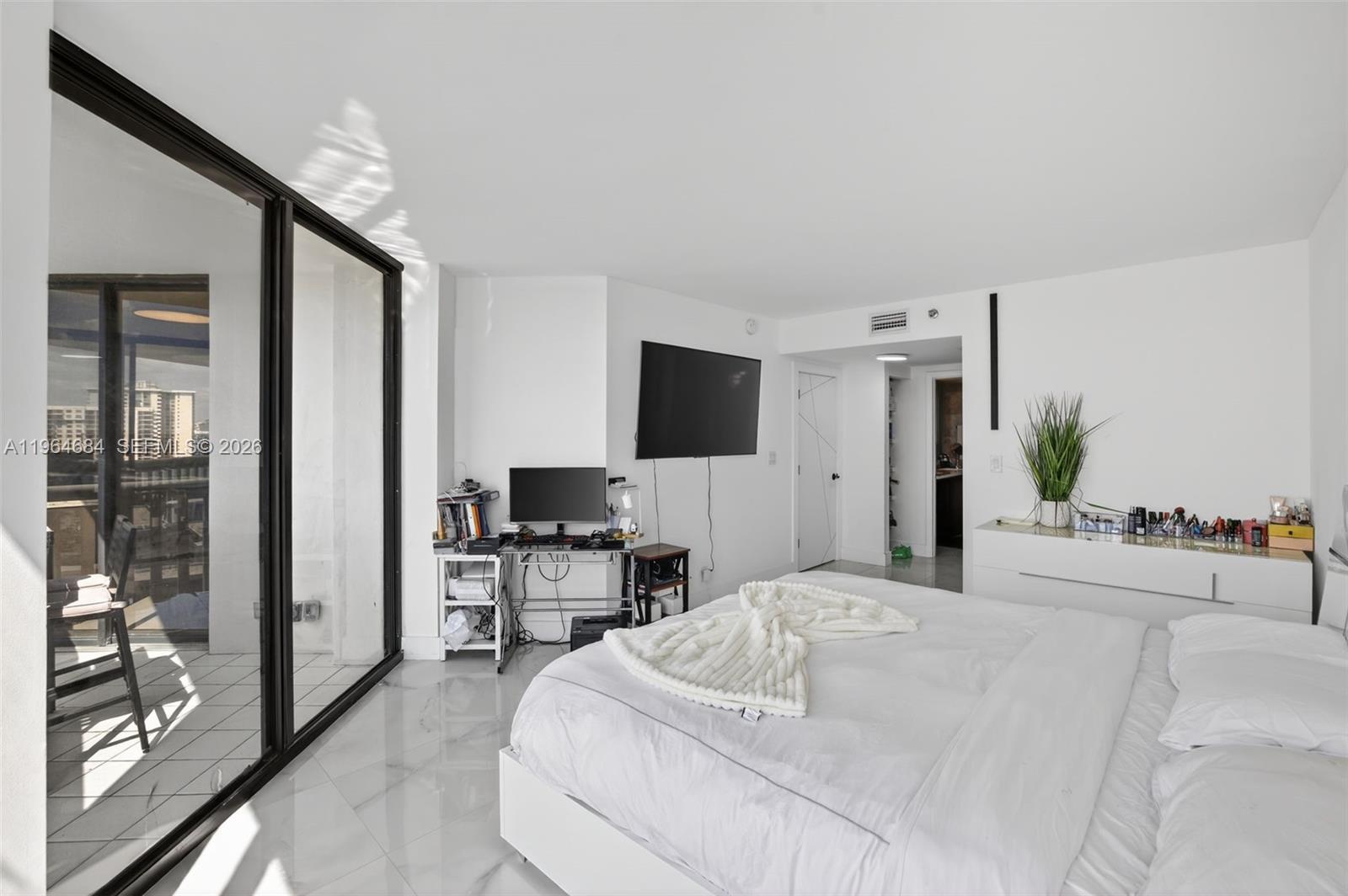 1000 Island Blvd-RENOVATED #1710, Aventura FL 33160