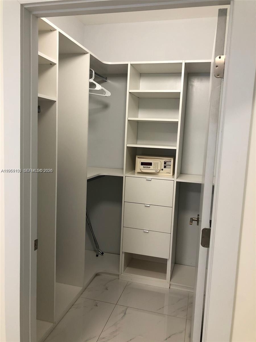 185 SE 14th Ter #2001, Miami FL 33131