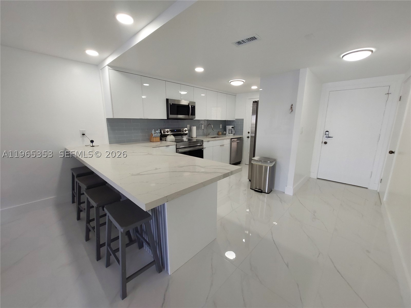 400 Golden Isles Dr #47, Hallandale Beach FL 33009