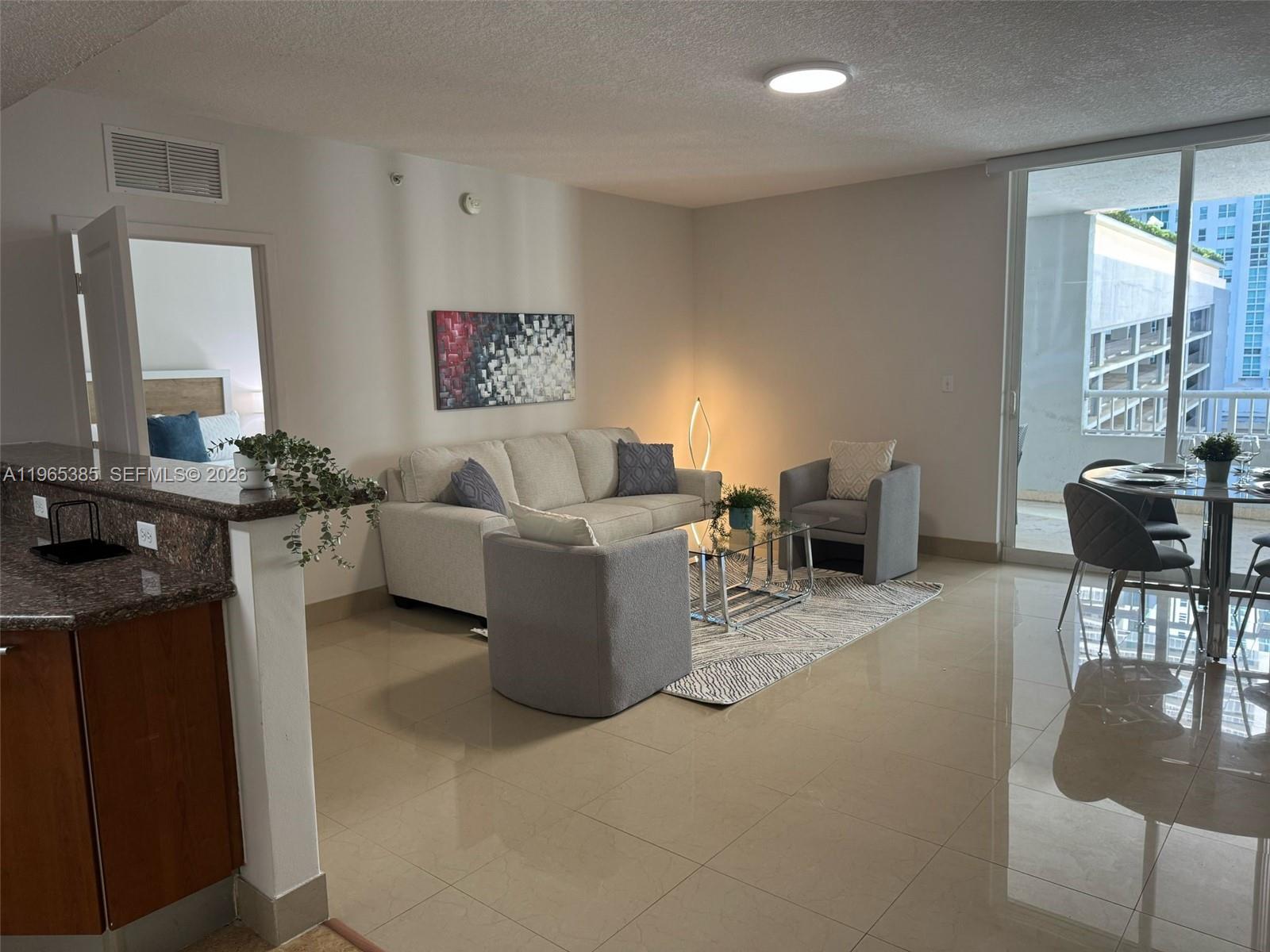 170 SE 14th St #1108, Miami FL 33131