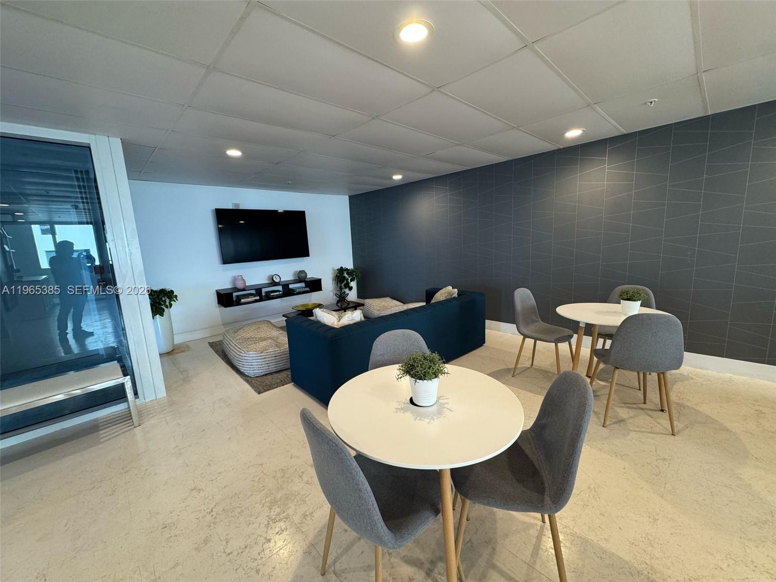 170 SE 14th St #1108, Miami FL 33131