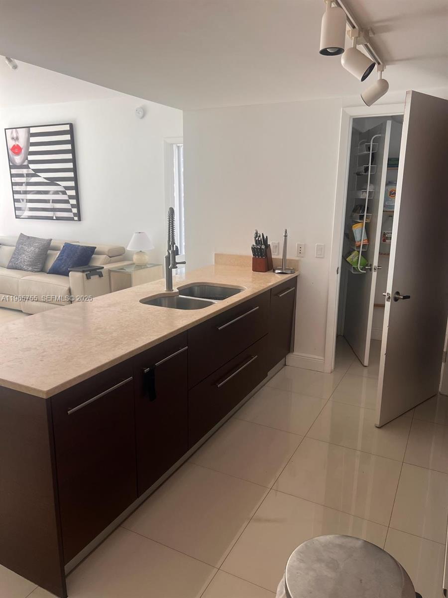 475 Brickell Ave #3613, Miami FL 33131