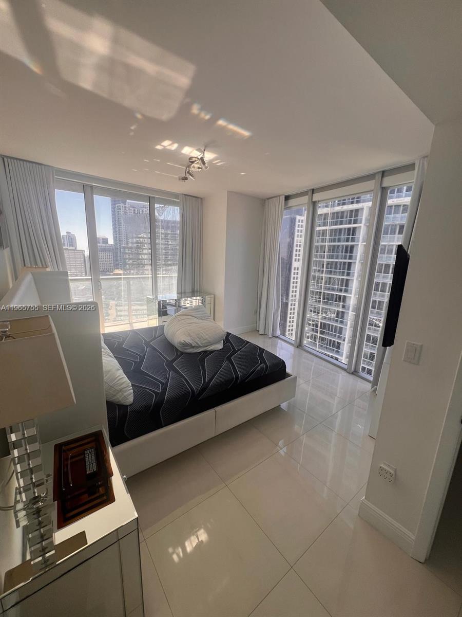 475 Brickell Ave #3613, Miami FL 33131