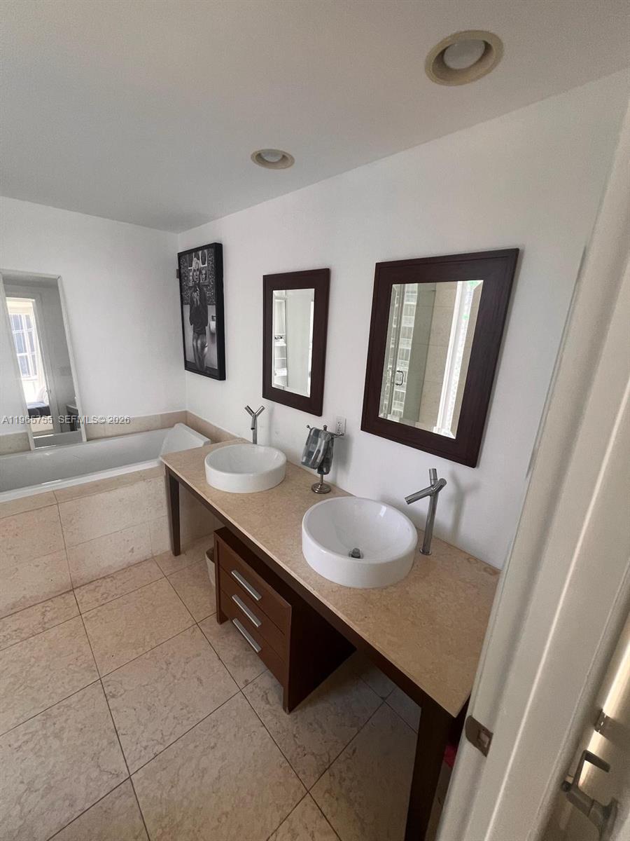 475 Brickell Ave #3613, Miami FL 33131